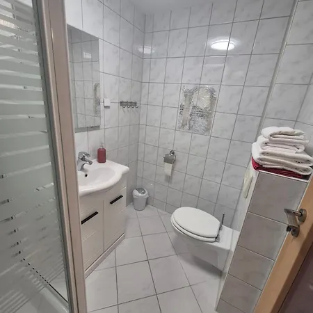 Am Lindenbaum 3*
